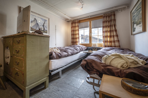 Schlafzimmer mit Retro-Möbel (Untergeschoss)