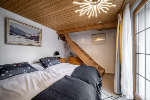 Schlafzimmer mit Treppe in Wohnraum
