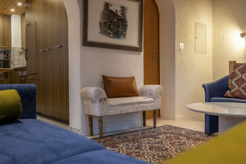 Wohnraum mit WC und Treppenecke